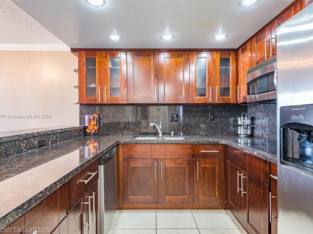 1-bedroom condo for sale in Hallandale Beach - 3180 S Ocean Dr 422 - MondialRealty