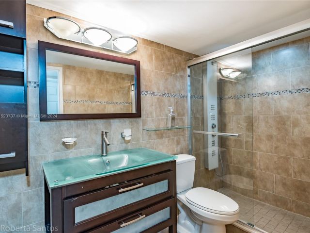 1-bedroom condo for sale in Hallandale Beach - 3180 S Ocean Dr 422 - MondialRealty