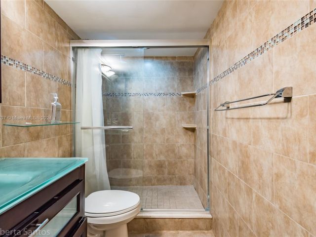 1-bedroom condo for sale in Hallandale Beach - 3180 S Ocean Dr 422 - MondialRealty