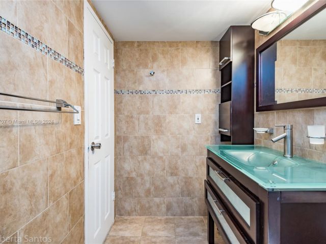 1-bedroom condo for sale in Hallandale Beach - 3180 S Ocean Dr 422 - MondialRealty