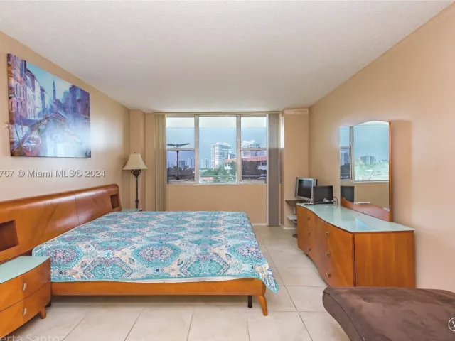 1-bedroom condo for sale in Hallandale Beach - 3180 S Ocean Dr 422 - MondialRealty