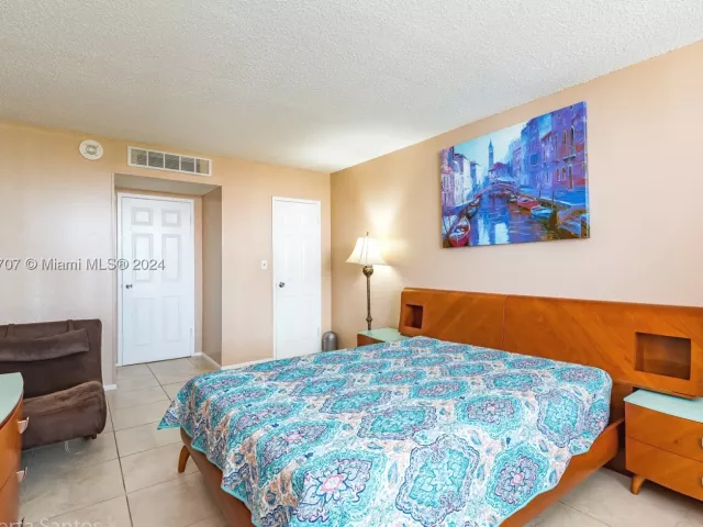 1-bedroom condo for sale in Hallandale Beach - 3180 S Ocean Dr 422 - MondialRealty