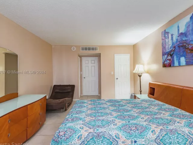 1-bedroom condo for sale in Hallandale Beach - 3180 S Ocean Dr 422 - MondialRealty