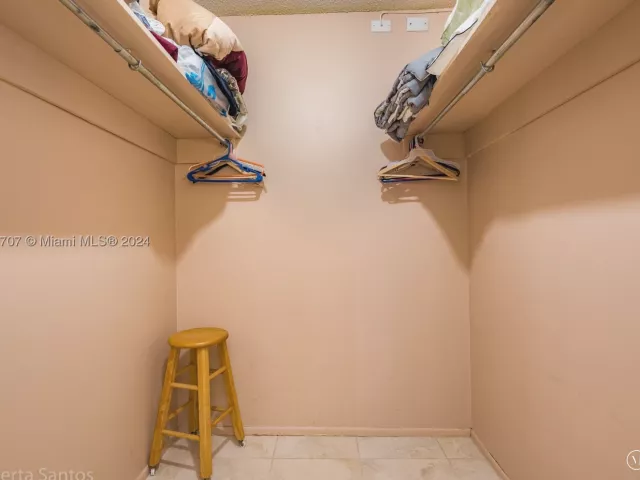 1-bedroom condo for sale in Hallandale Beach - 3180 S Ocean Dr 422 - MondialRealty