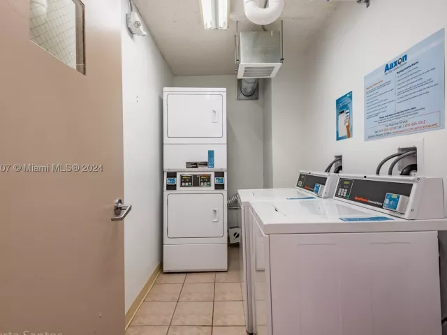 1-bedroom condo for sale in Hallandale Beach - 3180 S Ocean Dr 422 - MondialRealty