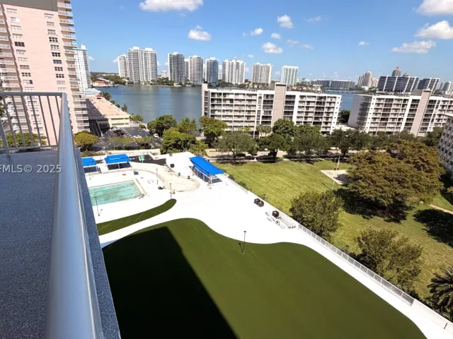 4-bedroom condo for sale in Sunny Isles Beach -  - MondialRealty