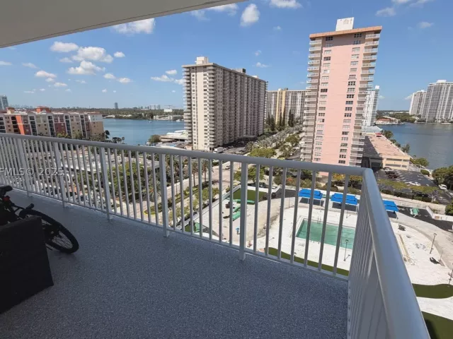 4-bedroom condo for sale in Sunny Isles Beach -  - MondialRealty
