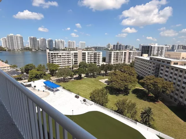 4-bedroom condo for sale in Sunny Isles Beach -  - MondialRealty