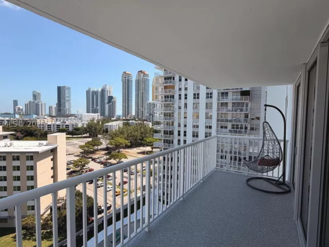 4-bedroom condo for sale in Sunny Isles Beach -  - MondialRealty
