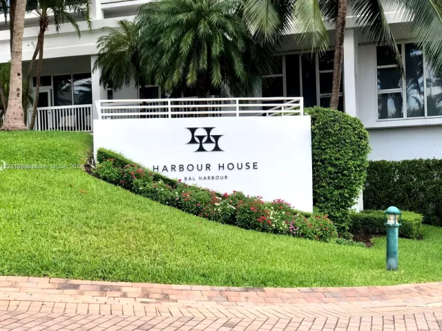 2-bedroom condo for sale in Bal Harbour - 10275 Collins Ave 230 - MondialRealty