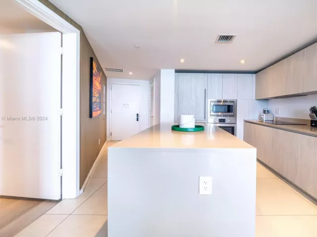 1-bedroom condo for sale in Hollywood - 4111 S Ocean Dr 3112 - MondialRealty