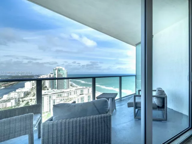 1-bedroom condo for sale in Hollywood - 4111 S Ocean Dr 3112 - MondialRealty