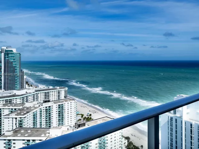 1-bedroom condo for sale in Hollywood - 4111 S Ocean Dr 3112 - MondialRealty