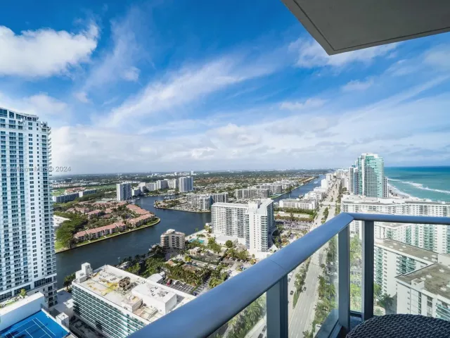1-bedroom condo for sale in Hollywood - 4111 S Ocean Dr 3112 - MondialRealty