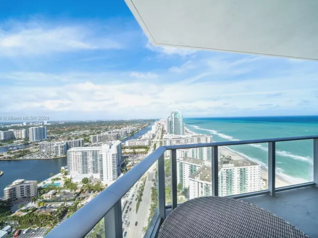 1-bedroom condo for sale in Hollywood - 4111 S Ocean Dr 3112 - MondialRealty