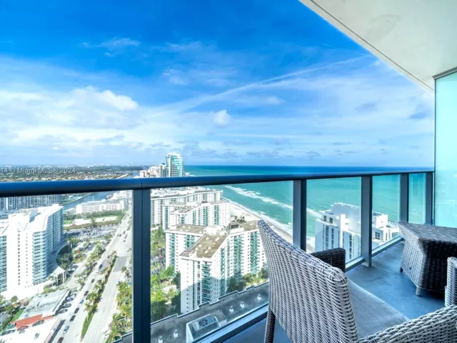 1-bedroom condo for sale in Hollywood - 4111 S Ocean Dr 3112 - MondialRealty