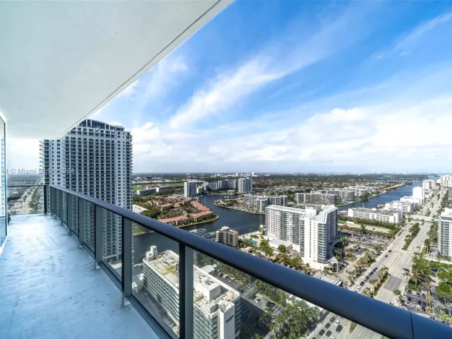1-bedroom condo for sale in Hollywood - 4111 S Ocean Dr 3112 - MondialRealty