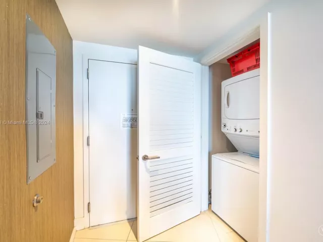 1-bedroom condo for sale in Hollywood - 4111 S Ocean Dr 3112 - MondialRealty