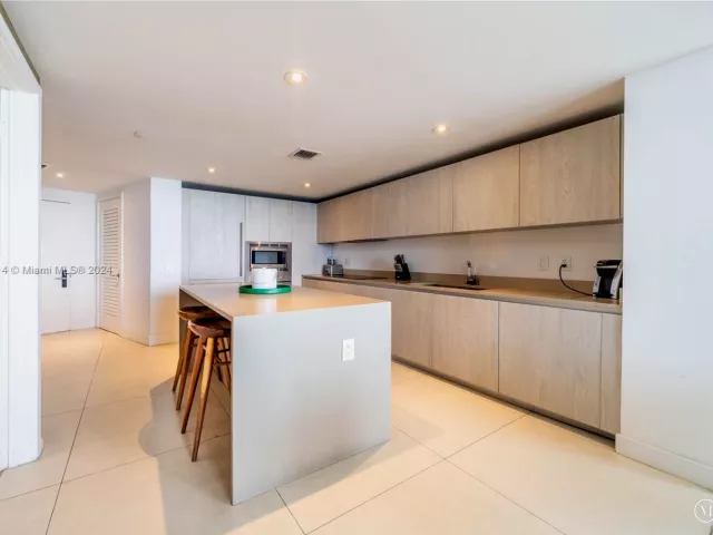 1-bedroom condo for sale in Hollywood - 4111 S Ocean Dr 3112 - MondialRealty