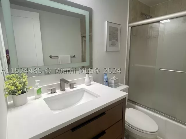 2-bedroom condo for rent in Hollywood - 3801 S OCEAN DR 15V - MondialRealty