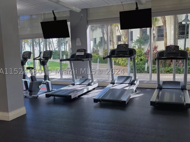 2-bedroom condo for rent in Hollywood - 3801 S OCEAN DR 15V - MondialRealty