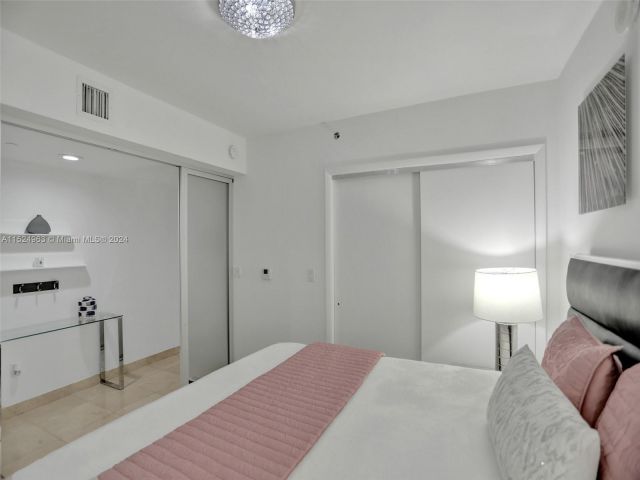 Apartment for rent  Unit #2205 (May 14) - photo 4950957