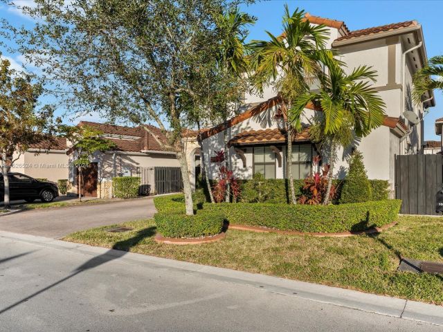 Home for sale at 1007 NW 99th Ct - photo 4954667