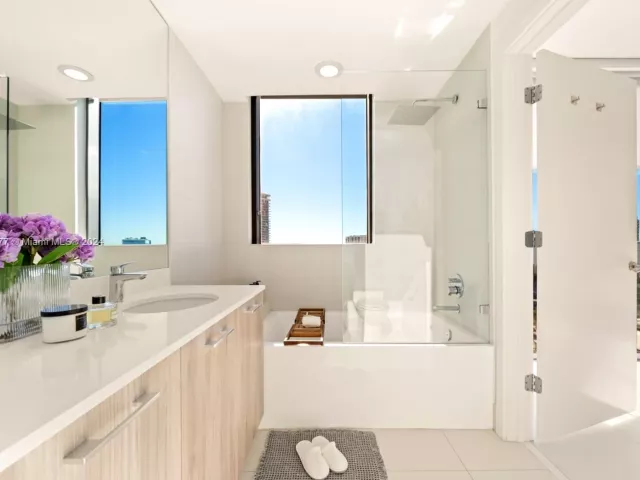 2-bedroom condo for rent in Miami - 501 NE 31st St 2209 - MondialRealty