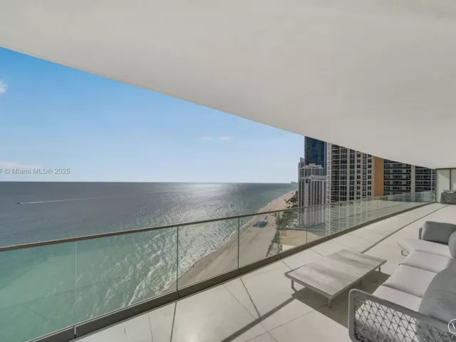 4-bedroom condo for sale in Sunny Isles Beach - 18975 Collins Ave 2000 - MondialRealty