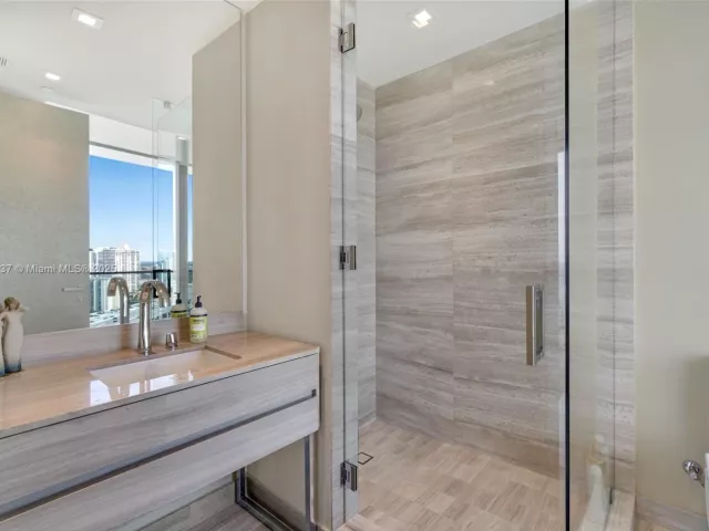 4-bedroom condo for sale in Sunny Isles Beach - 18975 Collins Ave 2000 - MondialRealty