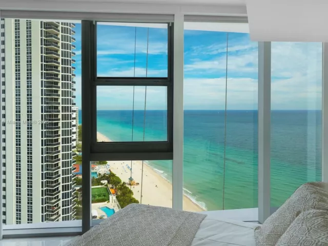 4-bedroom condo for sale in Sunny Isles Beach - 18975 Collins Ave 2000 - MondialRealty
