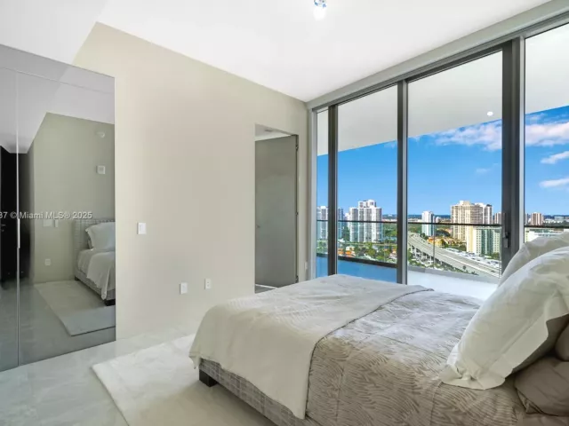 4-bedroom condo for sale in Sunny Isles Beach - 18975 Collins Ave 2000 - MondialRealty