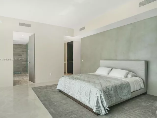 4-bedroom condo for sale in Sunny Isles Beach - 18975 Collins Ave 2000 - MondialRealty