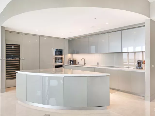 4-bedroom condo for sale in Sunny Isles Beach - 18975 Collins Ave 2000 - MondialRealty