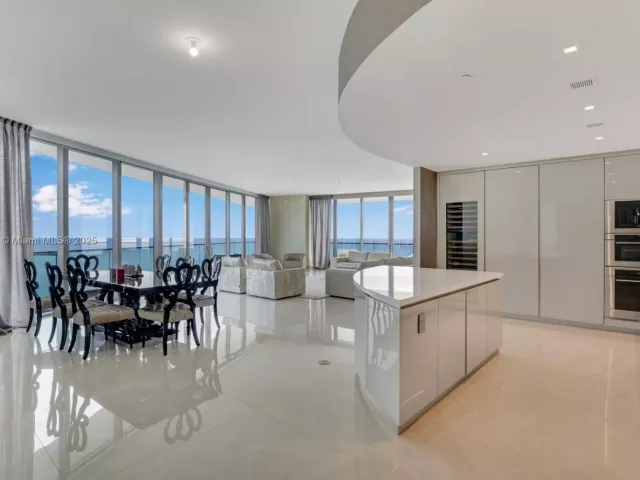 4-bedroom condo for sale in Sunny Isles Beach - 18975 Collins Ave 2000 - MondialRealty