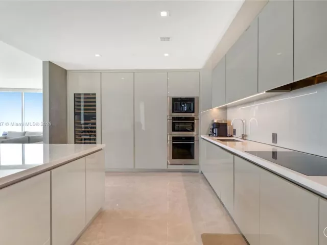 4-bedroom condo for sale in Sunny Isles Beach - 18975 Collins Ave 2000 - MondialRealty