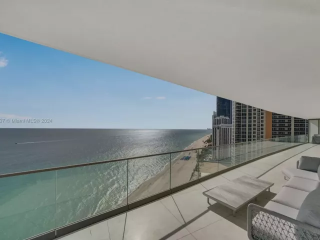 4-bedroom condo for sale in Sunny Isles Beach - 18975 Collins Ave 2000 - MondialRealty