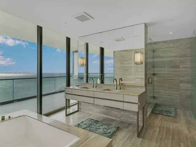 4-bedroom condo for sale in Sunny Isles Beach - 18975 Collins Ave 2000 - MondialRealty