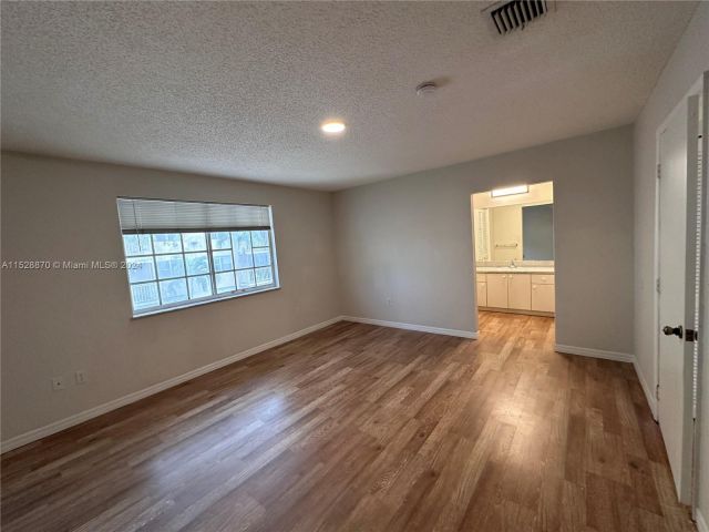 Home for rent at 11810 NE 19th Dr 14 - photo 5125632
