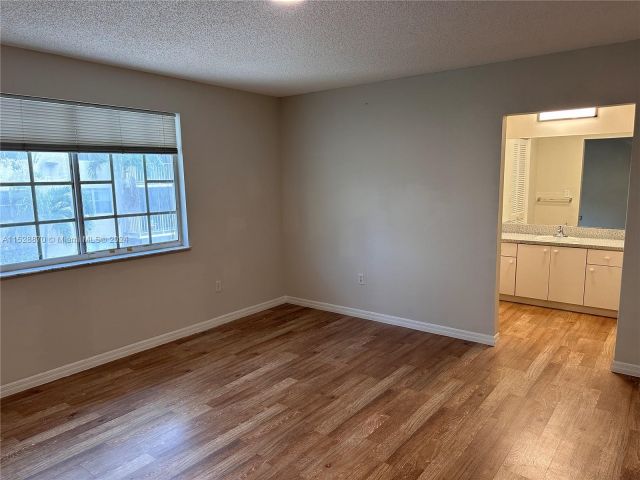 Home for rent at 11810 NE 19th Dr 14 - photo 5125633