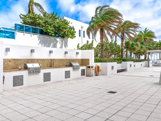 2-bedroom condo for sale in Hollywood - 2751 S Ocean Drive 504n - MondialRealty