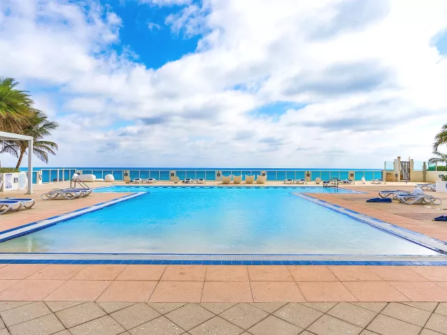 2-bedroom condo for sale in Hollywood - 2751 S Ocean Drive 504n - MondialRealty