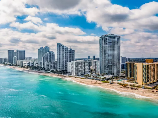 2-bedroom condo for sale in Hollywood - 2751 S Ocean Drive 504n - MondialRealty
