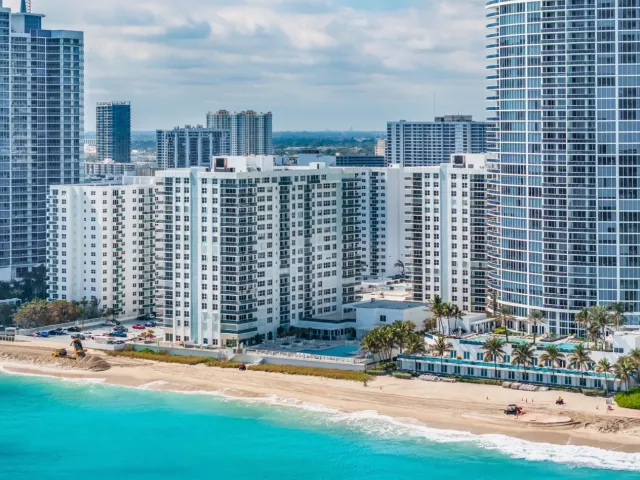 2-bedroom condo for sale in Hollywood - 2751 S Ocean Drive 504n - MondialRealty