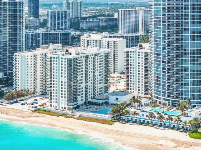 2-bedroom condo for sale in Hollywood - 2751 S Ocean Drive 504n - MondialRealty