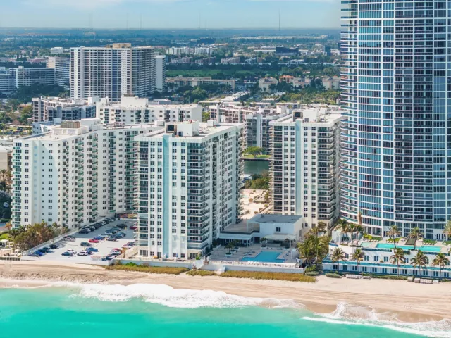 2-bedroom condo for sale in Hollywood - 2751 S Ocean Drive 504n - MondialRealty