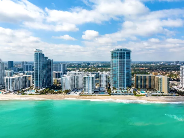 2-bedroom condo for sale in Hollywood - 2751 S Ocean Drive 504n - MondialRealty