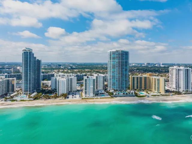 2-bedroom condo for sale in Hollywood - 2751 S Ocean Drive 504n - MondialRealty