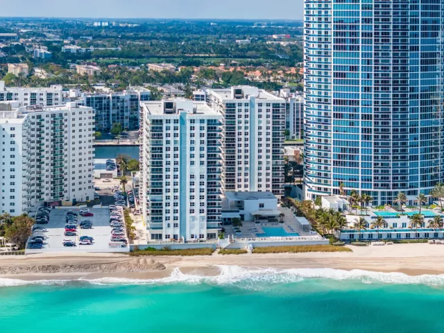 2-bedroom condo for sale in Hollywood - 2751 S Ocean Drive 504n - MondialRealty
