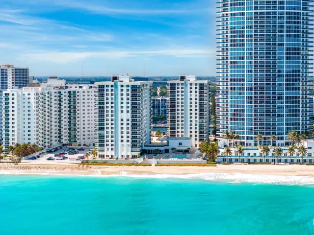 2-bedroom condo for sale in Hollywood - 2751 S Ocean Drive 504n - MondialRealty